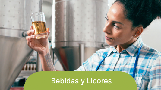 Especialista evaluando calidad en planta de producción de bebidas y licores