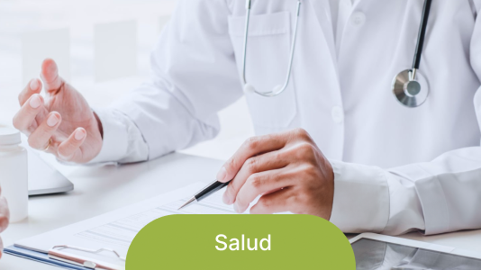 Profesional médico revisando expedientes y documentos de salud